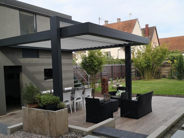 Découvrez l'élégance de notre pergola bioclimatique moderne: OPEN Arche