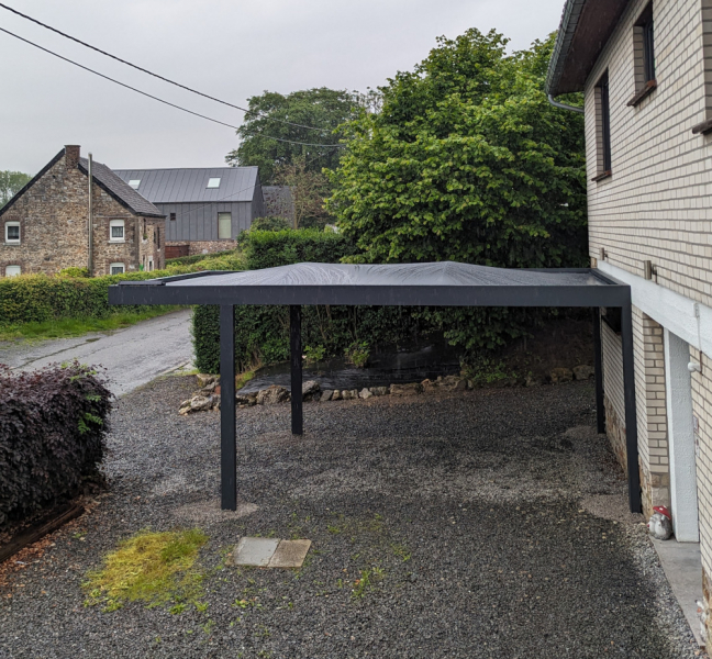 Installation d'un carport IZICAR (avec éclairage autonome) à Olne